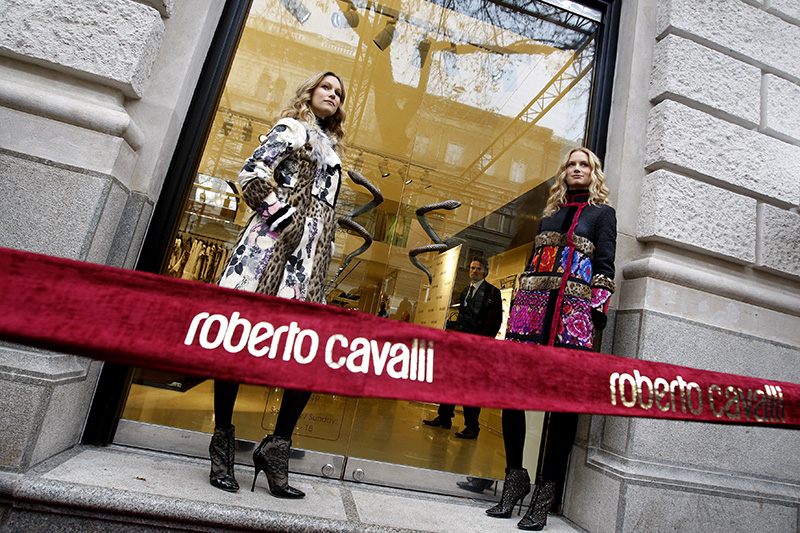 ВТБ &ndash; Roberto Cavalli
&nbsp;

В августе 2014 года стало известно, что итальянский дизайнерский бренд Roberto Cavalli после многолетних поисков инвестора обсуждает продажу 60% своих акций &laquo;ВТБ Капиталу&raquo; за сумму около &euro;500 млн. По соотношению оценочной стоимости фирмы к ее прибыли это стало бы крупнейшей покупкой в fashion-индустрии. В начале сентября стороны официально подтвердили свои намерения, закрыть сделку планировалось в середине октября.
&nbsp;

Однако в намеченный срок покупка не состоялась. Прошло больше месяца, и 19 ноября The Wall Street Journal со ссылкой на источники в индустрии сообщила о срыве сделки. По словам этих источников, причиной отмены покупки стала слишком высокая цена. Аналитики Sanford C. Bernstein отмечали, что справедливая стоимость итальянской компании - около &euro;500 млн, но не &euro;830 млн, которые следуют из договоренностей с ВТБ (исходя из цены 60% акций). Эксперты также отмечали, что свою роль сыграли санкции Запада против материнской компании &laquo;ВТБ Капитала&raquo;: &laquo;Российская сторона хотела закрыть сделку до конца лета, но переговоры шли крайне медленно из-за недавних санкций&raquo;, &mdash; отмечал источник Reuters.