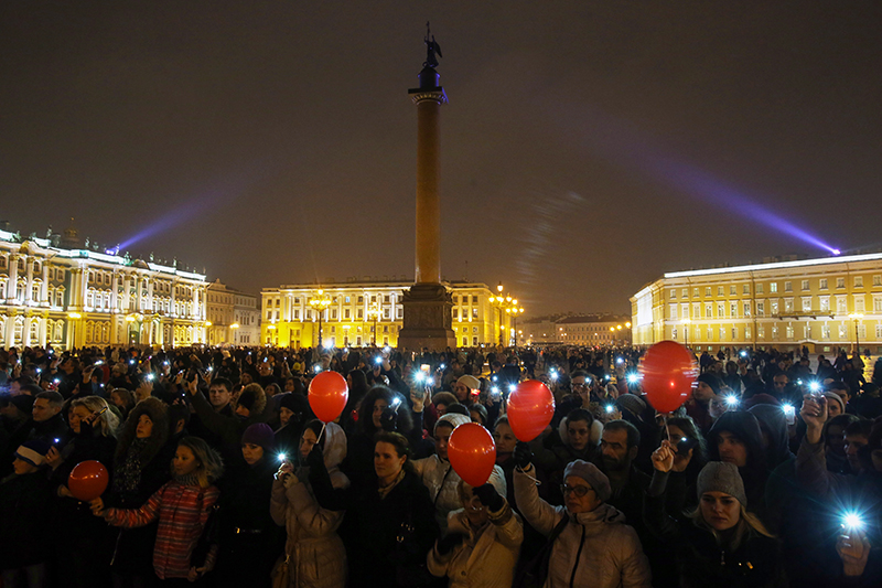 Жители Санкт-Петербурга собрались на Дворцовой площади, чтобы почтить память жертв авиакатастрофы российского авиалайнера в Египте