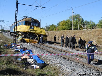 На Украине поезд врезался в автобус: десятки погибших и раненых