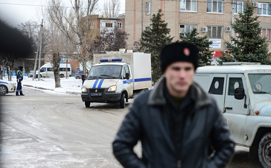 Сотрудники полиции и казаки охраняют территорию около Донецкого областного суда в Ростовской области, 2016&nbsp;год


