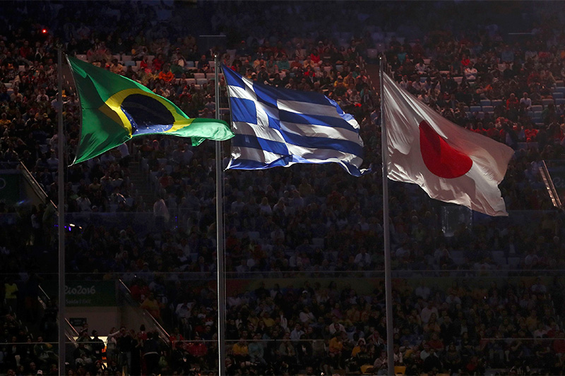 Флаг Бразилии, которая принимала XXXI Олимпийские игры, флаг Греции, а&nbsp;также флаг Японии, которая примет Игры в&nbsp;2020 году