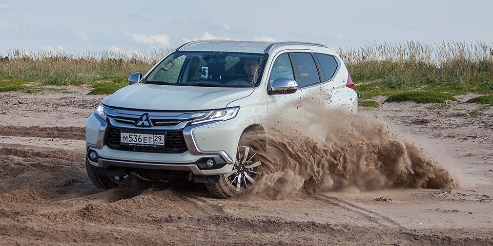 Mitsubishi Pajero Sport

До недавнего времени Mitsubishi Pajero Sport в России продавали только с бензиновым мотором мощностью 209 лошадиных сил. И именно эта версия может попасть под новые акцизные ставки &mdash; доплата составит без малого 100 тыс. рублей.
