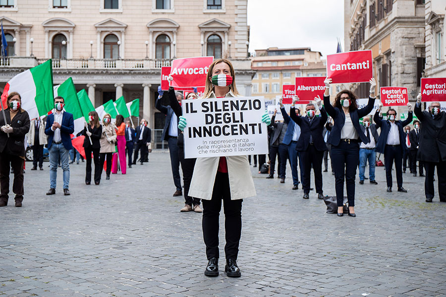 Протест против локдауна в Риме

В центре: лидер правой партии &laquo;Братья Италии&raquo; Джорджия Мелони​
