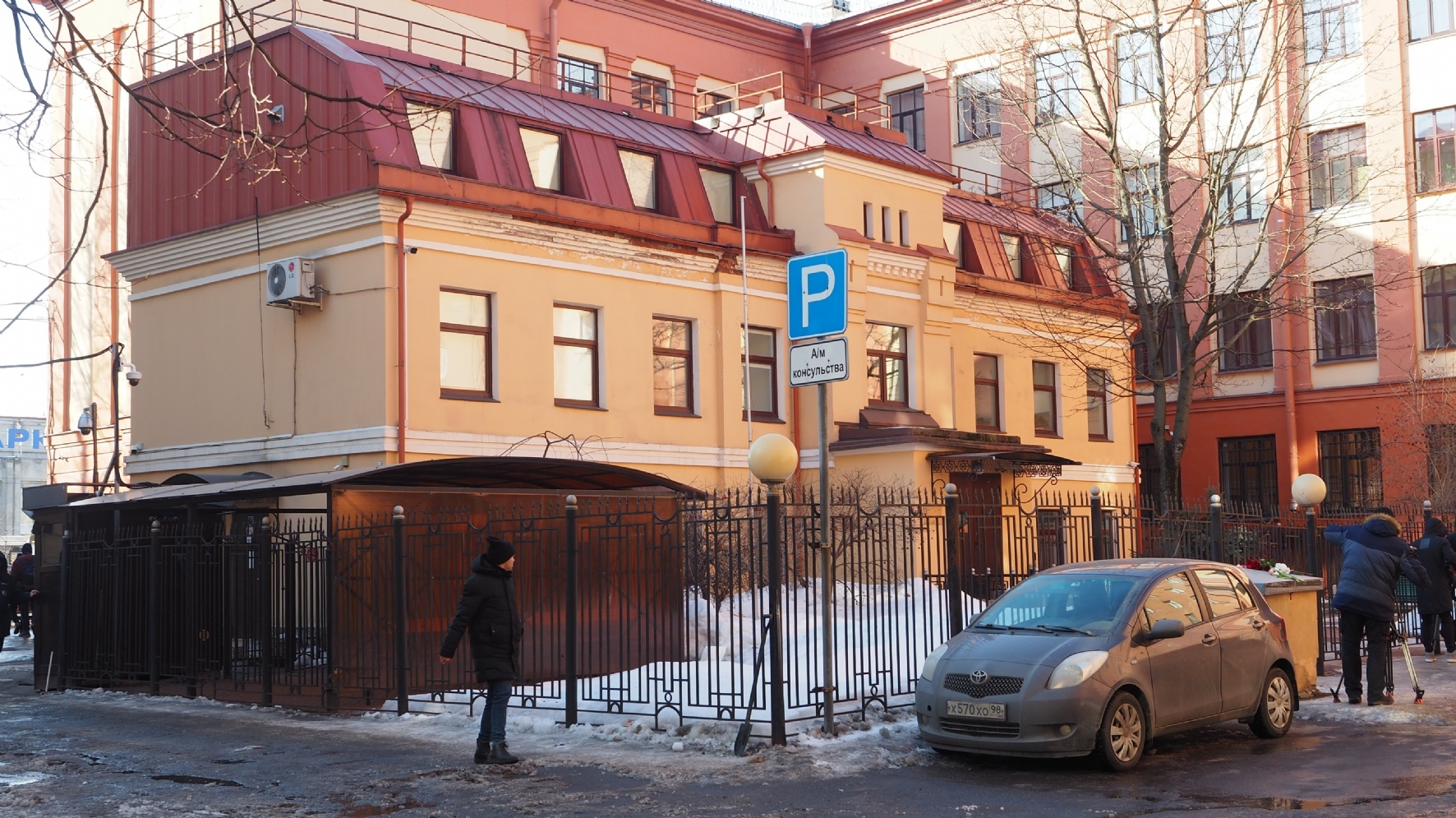 Генеральное консульство Украины в Санкт-Петербурге (улица Бонч-Бруевича) прекратило работу после разрыва дипломатических отношений с Россией