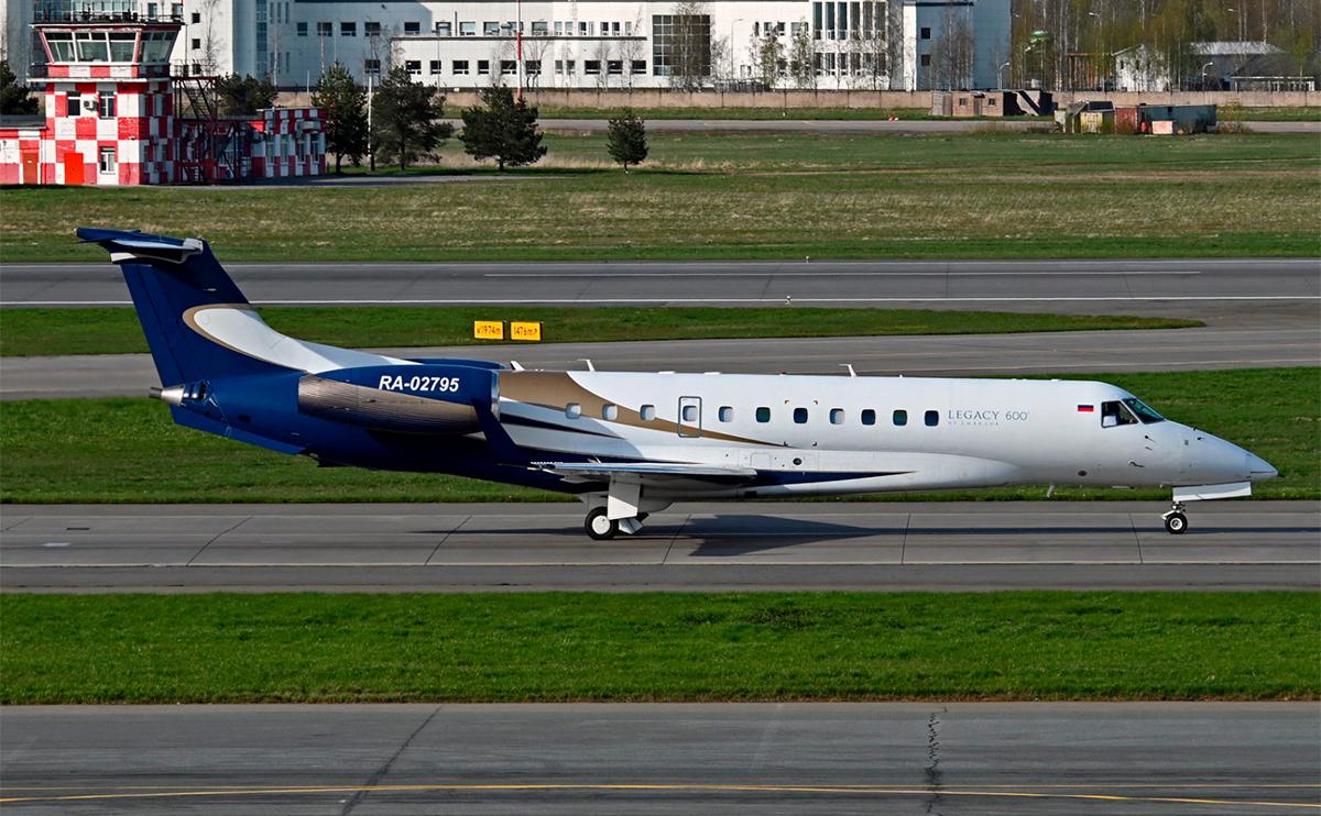 Самолет Embraer ERG 135 (бортовой номер RA-02795) в аэропорту Пулково, май 2023 года