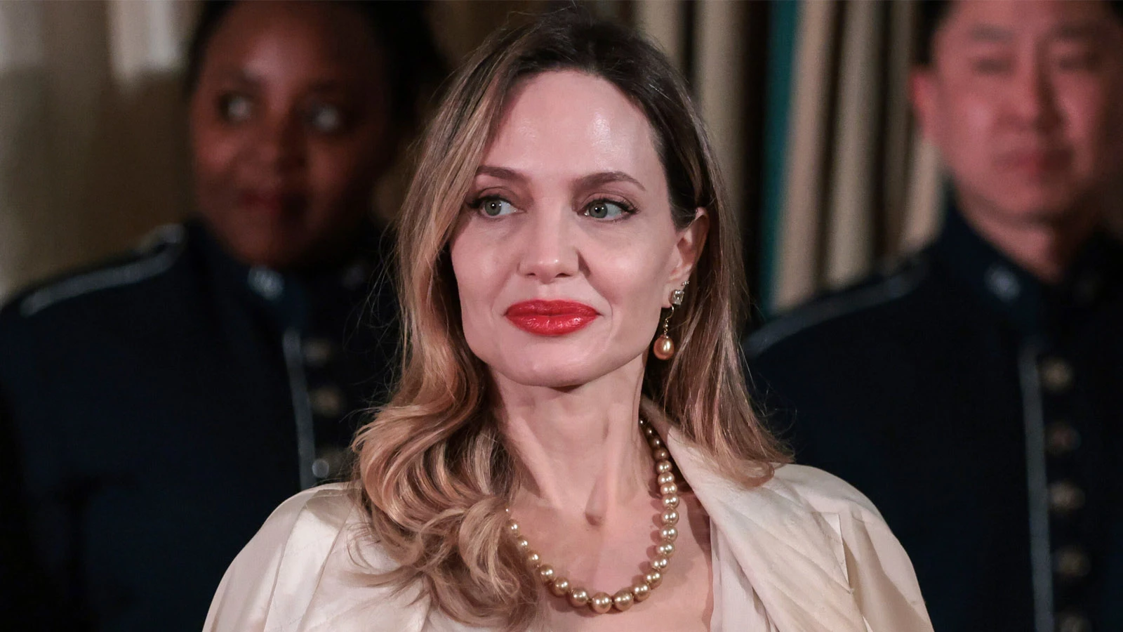 Анджелина Джоли дала редкое интервью и заявила о желании переехать из США |  РБК Life
