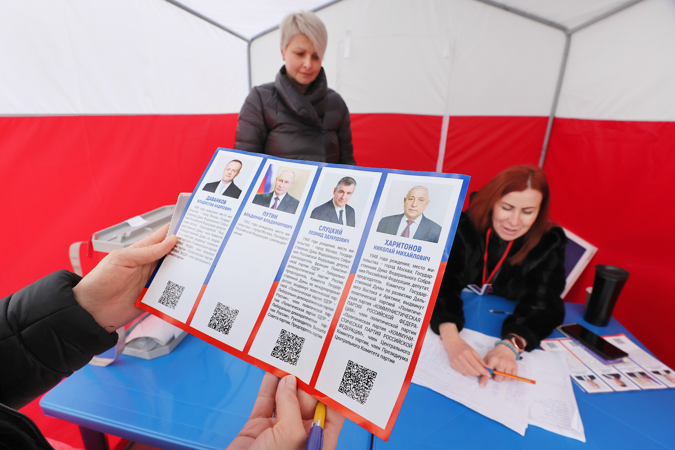 Голосование на выборах президента России на избирательном участке в Бахчисарае, Крым.