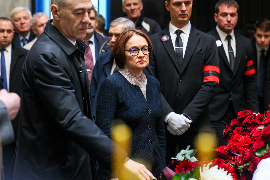 Глава Банка России Эльвира Набиуллина (на фото) назвала Геращенко «ярким, харизматичным человеком».
«С ним можно было соглашаться, можно не соглашаться, но он не оставлял никого равнодушным своей решительностью, своими острыми высказываниями. Он не боялся брать на себя ответственность за трудные решения, от которых многие бы уклонились», — отметила председатель ЦБ.
Геращенко был вторым и четвертым главой Центробанка России, а до этого два раза возглавлял советский Госбанк, он единственный, кто занимал этот пост четыре раза