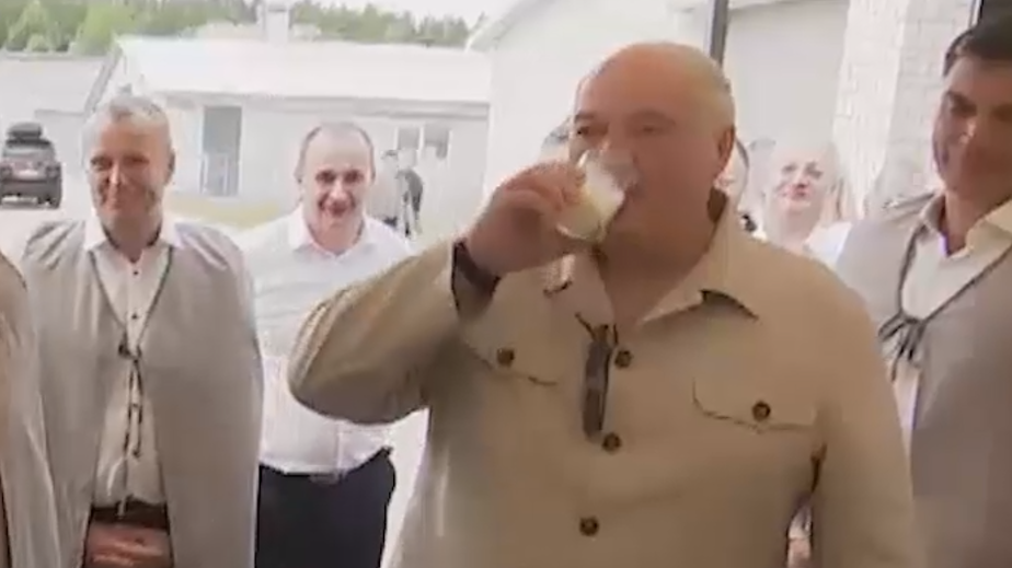 Лукашенко рассказал, как Путин угостил его козьим молоком