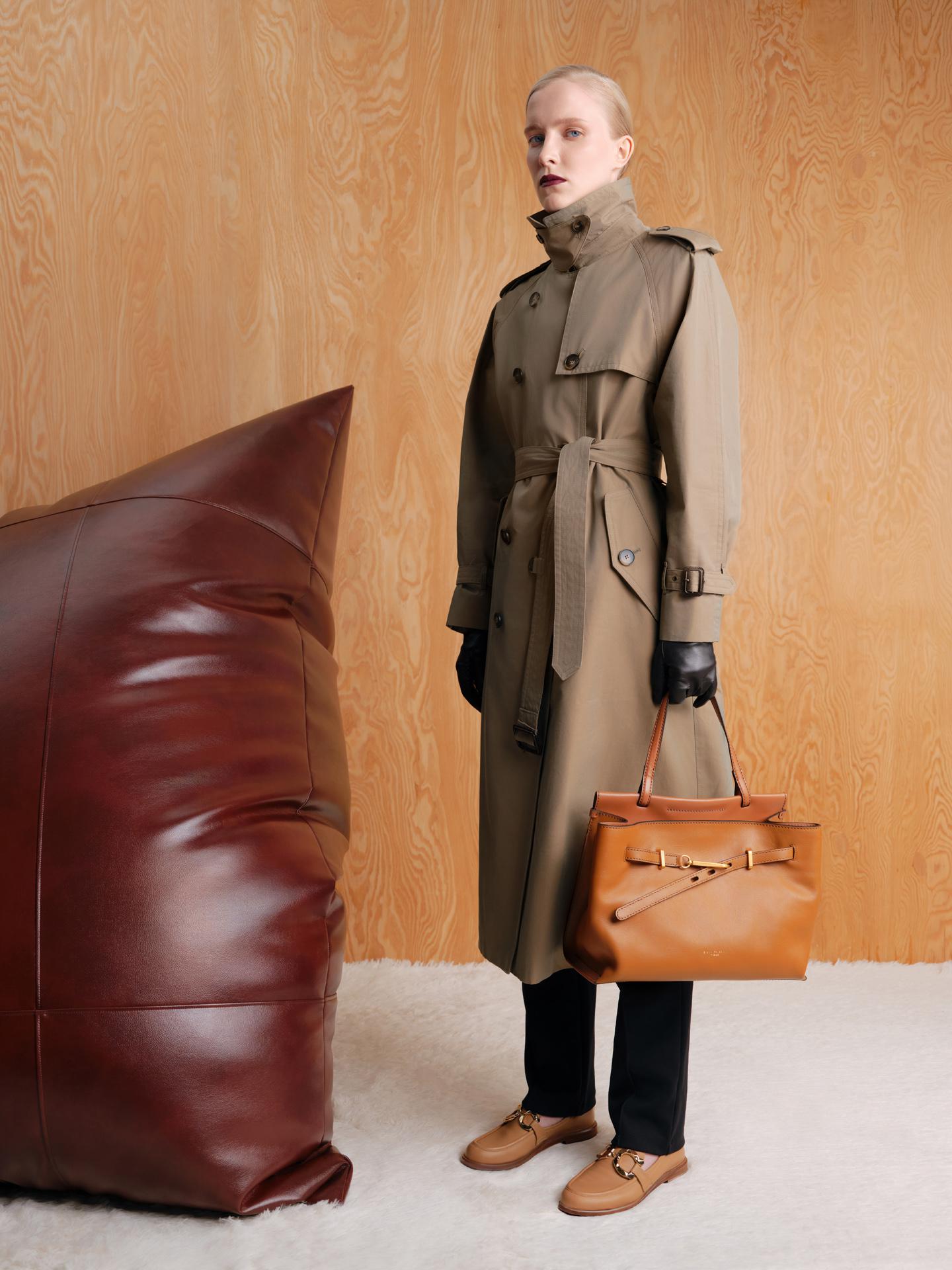 Тренч L’Impermeabile, брюки Iceberg, перчатки Fabi, сумка Gianni Chiarini, лоферы Renzo Mercuri