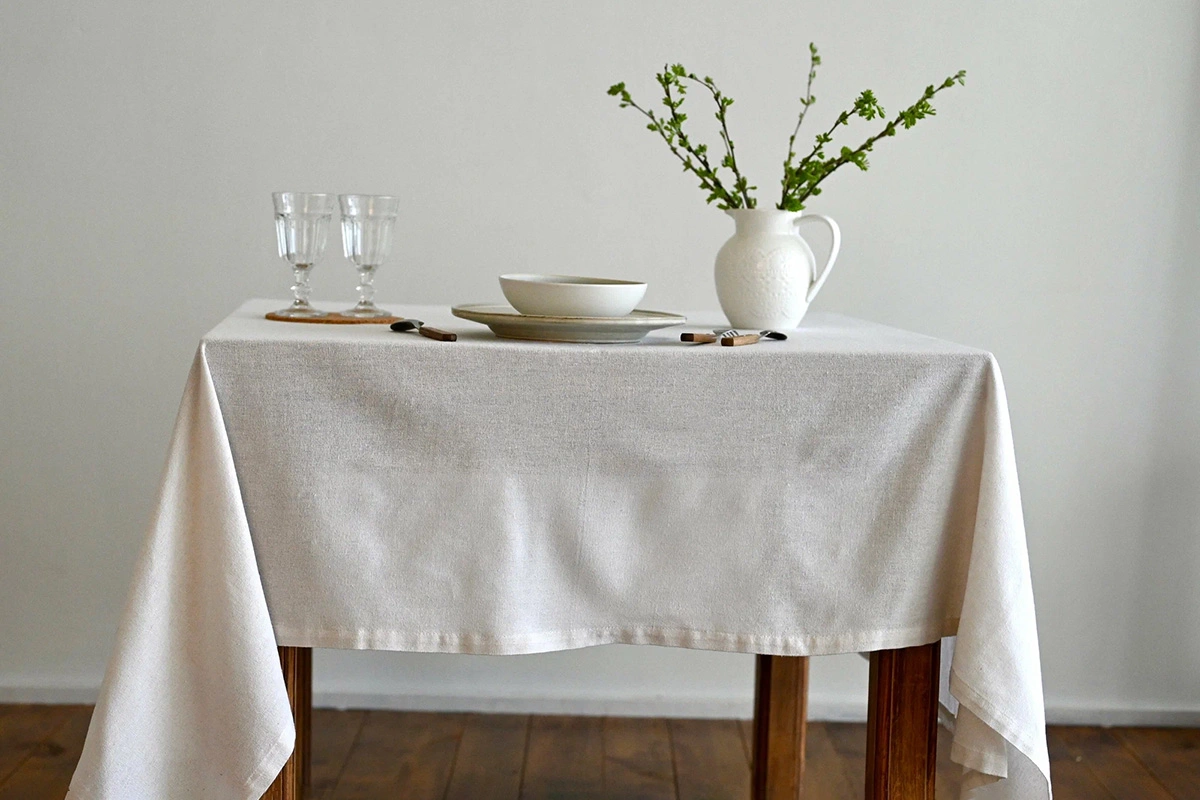 Скатерти бывают как однотонными, так и с узорами