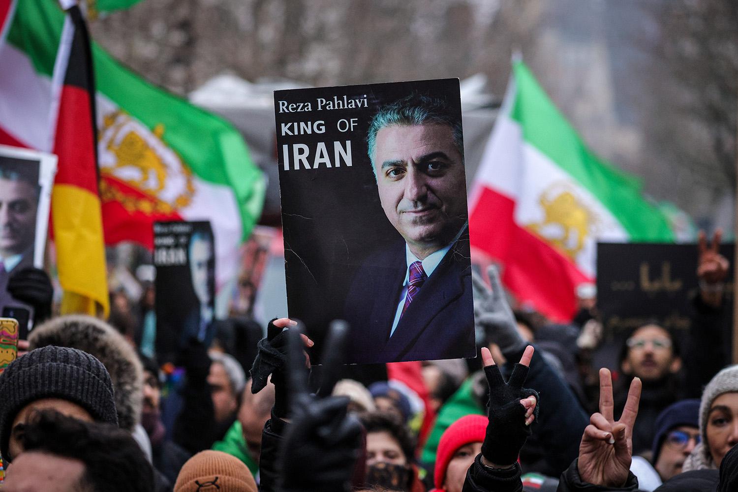Демонстрация с иранскими флагами времен шаха и портретами изгнанного наследного принца Ирана Резы Пехлеви, Берлин, 24 января 2026 года