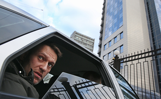 Оппозиционер Алексей Навальный у здания главного управления Следственного комитета РФ, куда он был вызван для дачи объяснений в рамках проверки Фонда борьбы с коррупцией