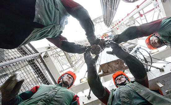 Рабочие на буровой вышке нефтяного месторождения