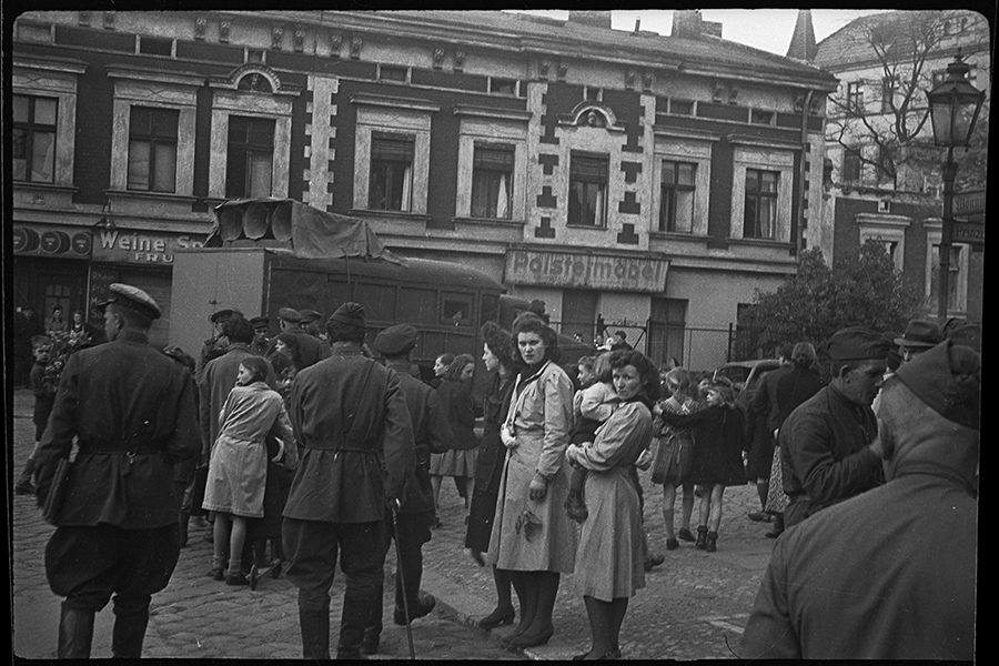 Жители Берлина во&nbsp;время оповещения о&nbsp;капитуляции. Берлин, 8 мая 1945 года
