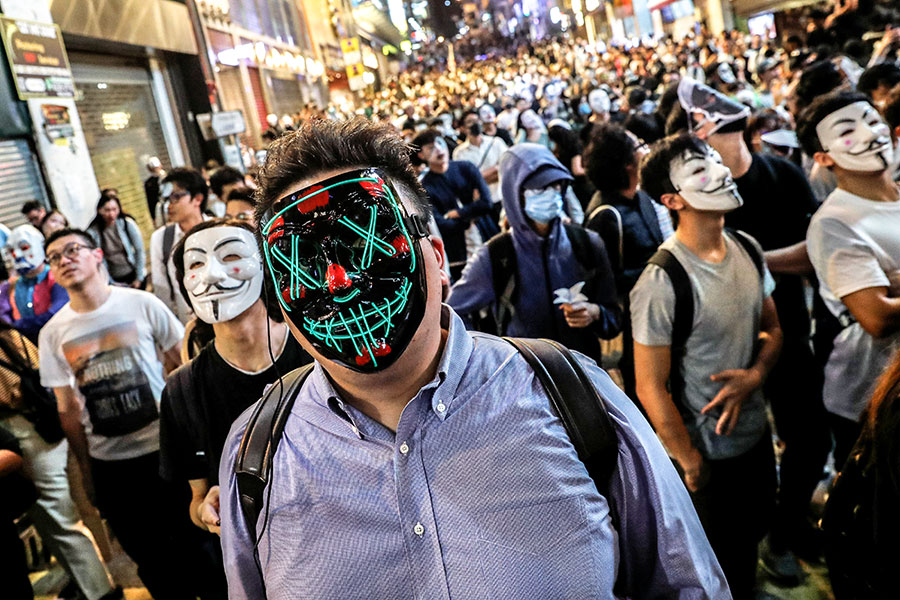 Еще в начале октября власти Гонконга запретили участникам протеста закрывать лица. Глава администрации Кэрри Лам заявила, что запрет призван предотвратить насилие