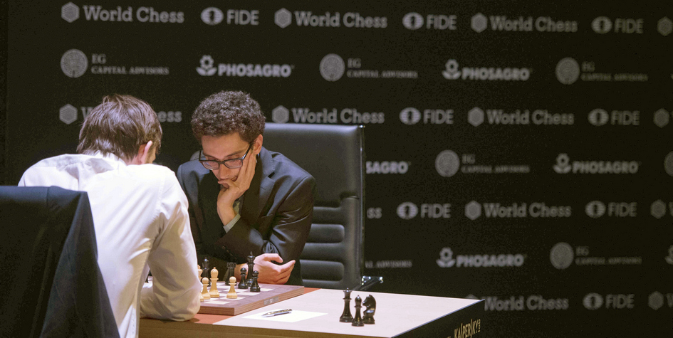 Фабиано Каруана (справа) и Анатолий Грищук за шахматной доской (Arne Baensch/dpa via AP)