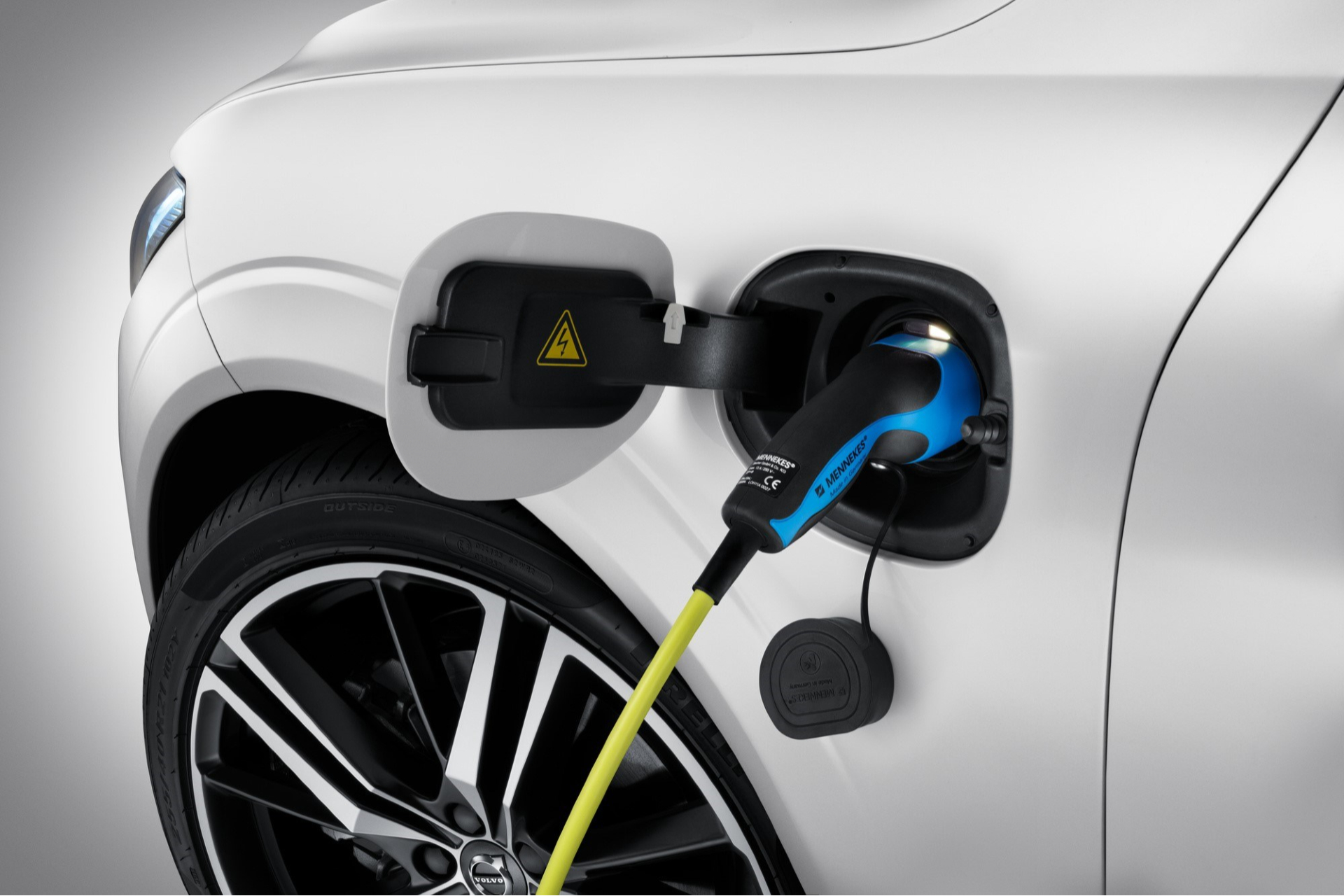 Гибридные автомобили Volvo работают на электричестве и бензине