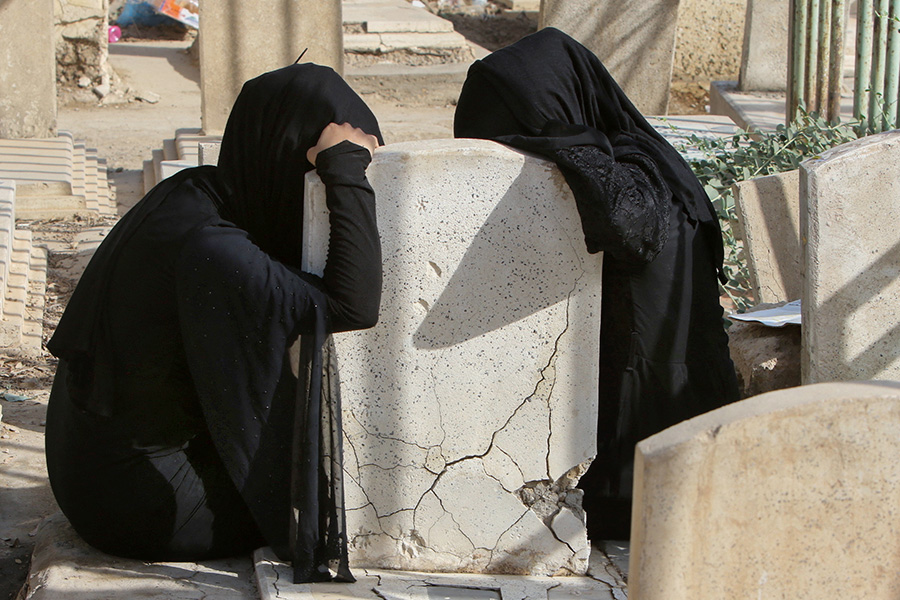 Женщины у могилы их родственника в Багдаде, Ирак