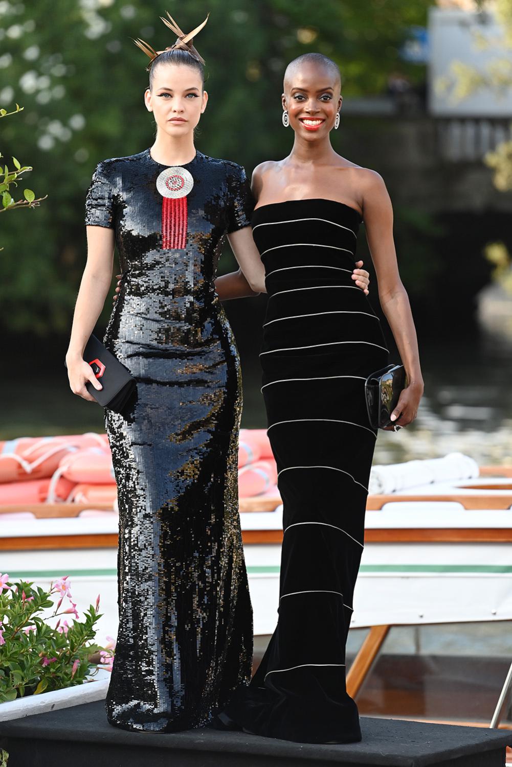 Барбара Палвин в Armani Prive, Couture Spring 2019 и&nbsp;Мэдисин Райан&nbsp;в Giorgio Armani