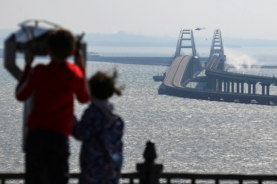 Люди наблюдают за последствиями&nbsp;взрыва на Крымском мосту.&nbsp;