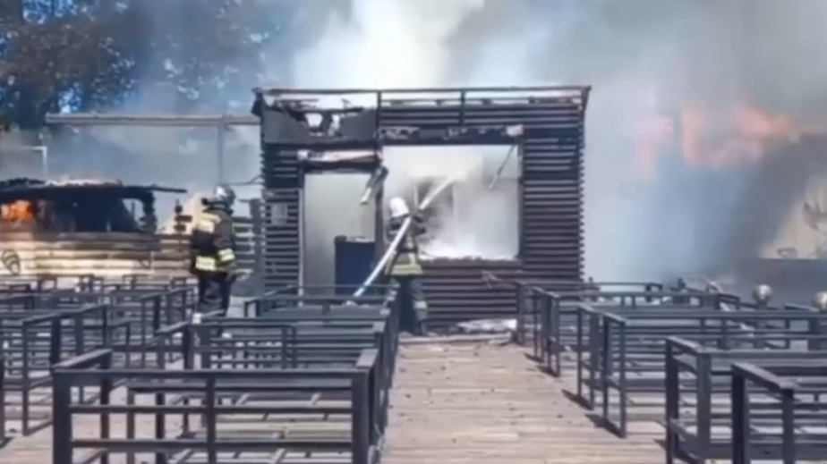 В Курске сгорело кафе в парке «Боева дача». Видео