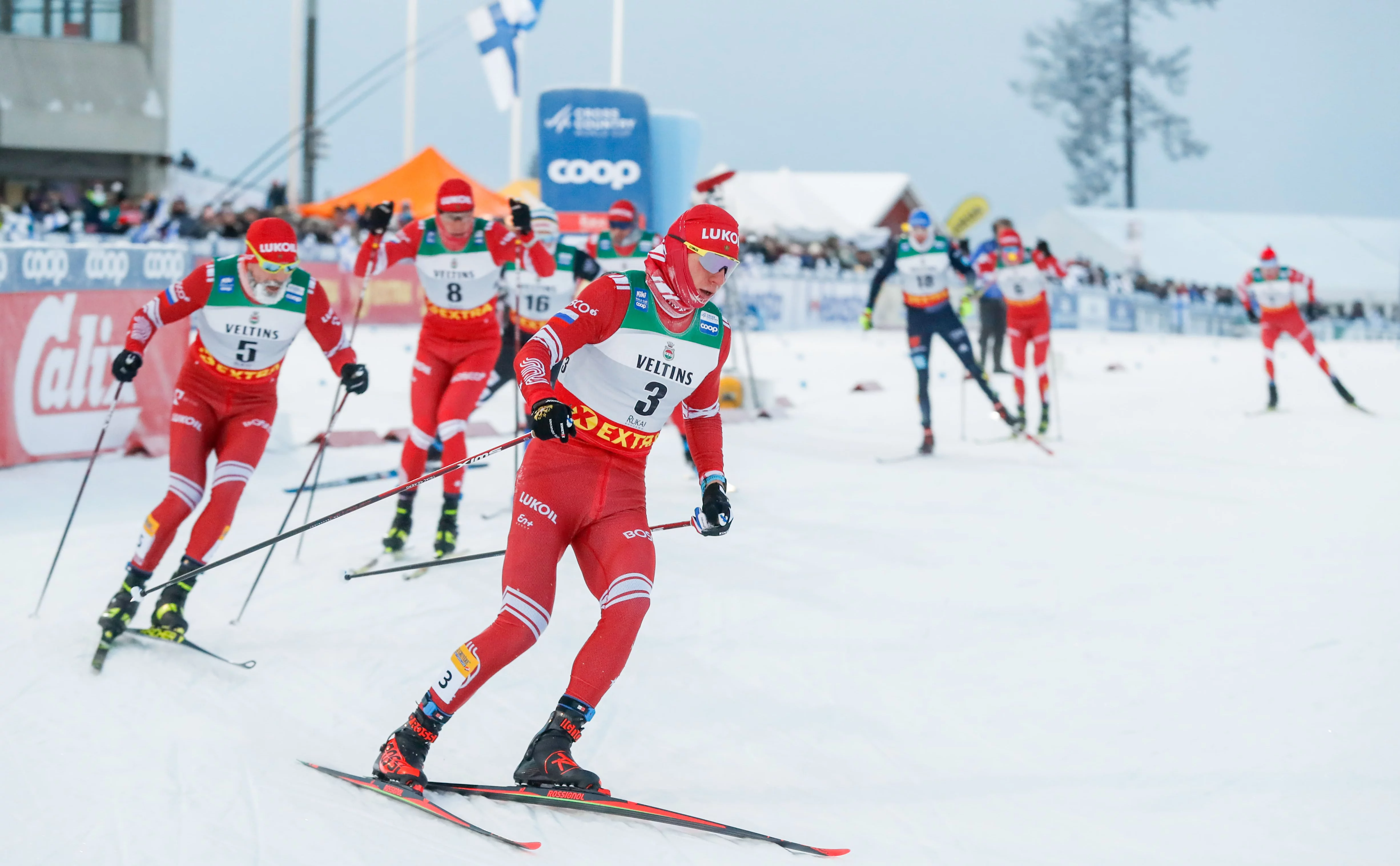 Россиянин Александр Большунов (в центре) на Кубке мира по лыжным гонкам (Zuma\TASS)