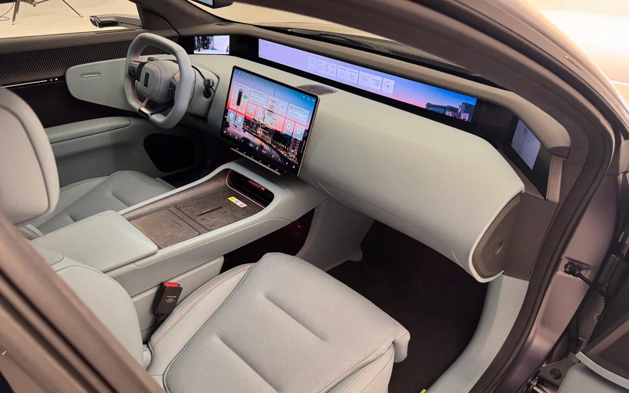 По углам экраны, куда выводится картинка с камер, заменяющих зеркала. В простых версиях вместо боковых экранов пластиковые элементы