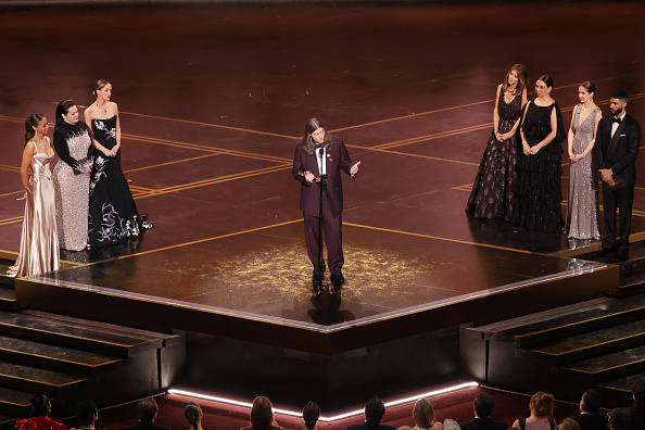 Пятеро актрис из оригинального состава «Девичник в Вегасе» &mdash; Мелисса Маккарти, Майя Рудольф, Роуз Бёрн, Кристен Уиг и Элли Кемпер &mdash; вышли на сцену в пятнадцатилетие картины и объявили победителя в категории «Лучший саундтрек» &mdash; «Грешники».