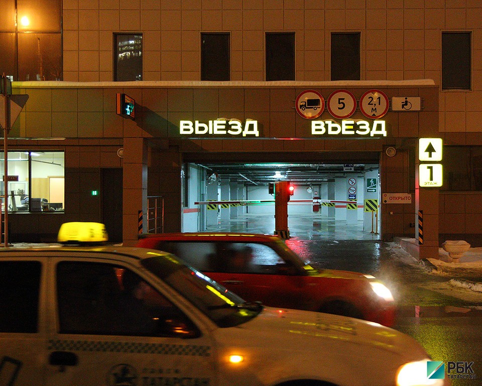 Запрет на парковку в центре Казани поможет загрузить платные автостоянки 