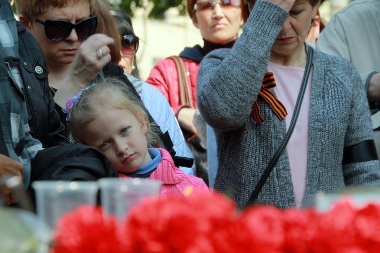 Акция в память о погибших в Одессе у памятника погибшим в Великой Отечественной войне в Луганске