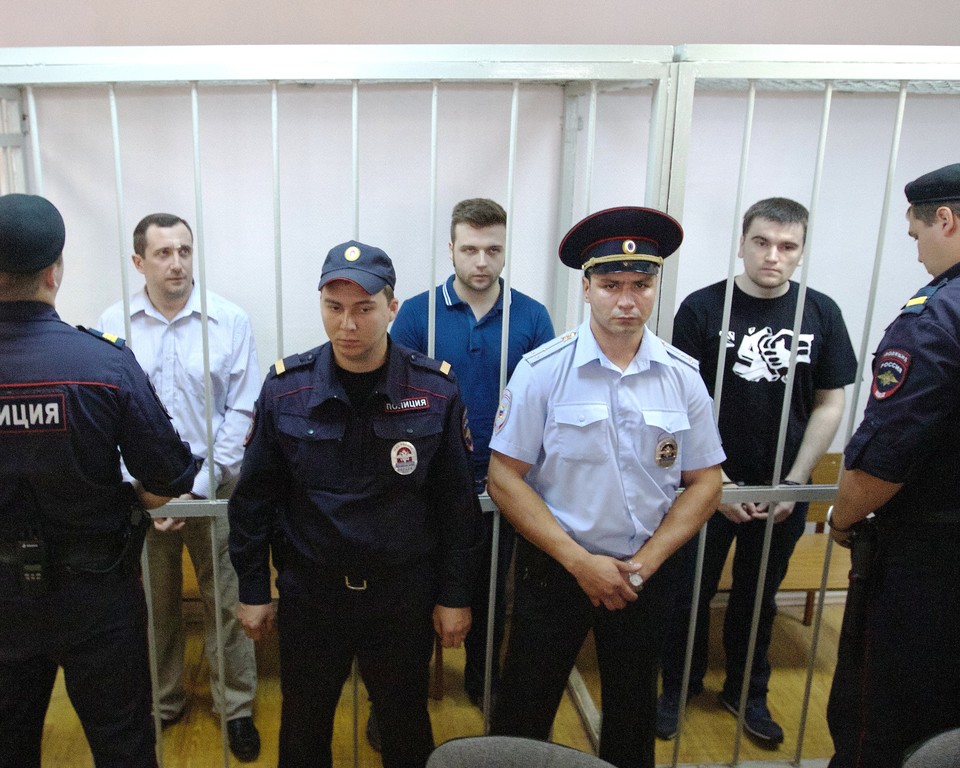 Александр Марголин, Илья Гущин, Алексей Гаскаров (слева направо), обвиняемые по делу о беспорядках на Болотной площади 6 мая 2012 года