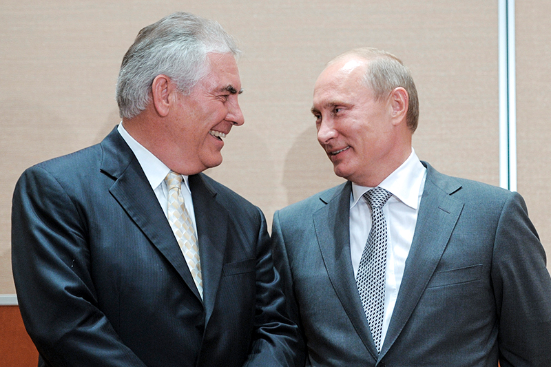 Исполнительный директор компании ExxonMobil Рекс Тиллерсон (слева) и&nbsp;президент России Владимир Путин. Август 2011 года


