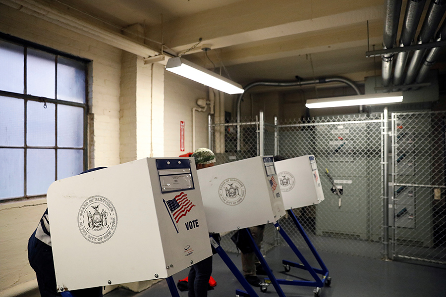 Избиратели заполняют бюллетени в Бронксе, Нью-Йорк

