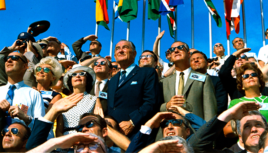 За стартом наблюдали около миллиона человек со всей страны, в том числе 36-й президент США Линдон Джонсон (на фото третий слева, в центре) и вице-президент Спиро Агню (на фото второй справа, в центре). Запуск корабля транслировался и в прямом эфире в 33 странах мира. В СССР трансляция не велась
