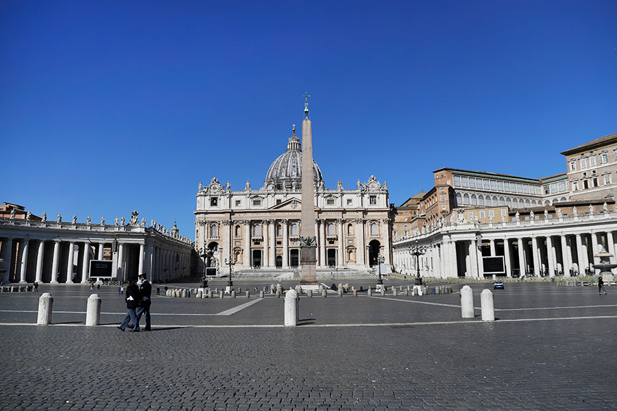 Пустая площадь перед собором Святого Петра в Ватикане. Италия ввела жесткий трехдневный локдаун на Пасху для предотвращения новых вспышек COVID-19