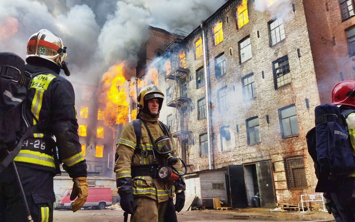 В МЧС опровергли сообщения о втором погибшем пожарном в Петербурге