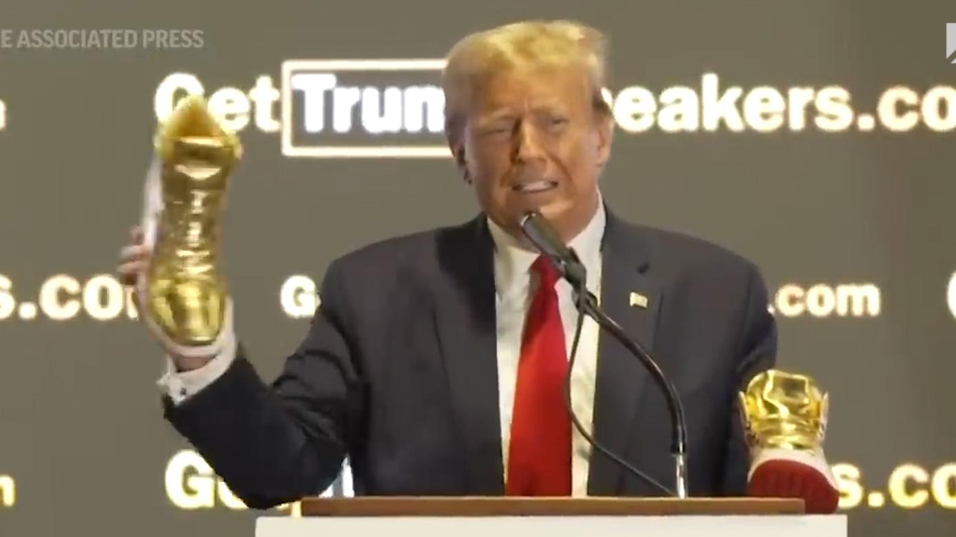 Трамп после суда о мошенничестве запустил бренд золотых кроссовок