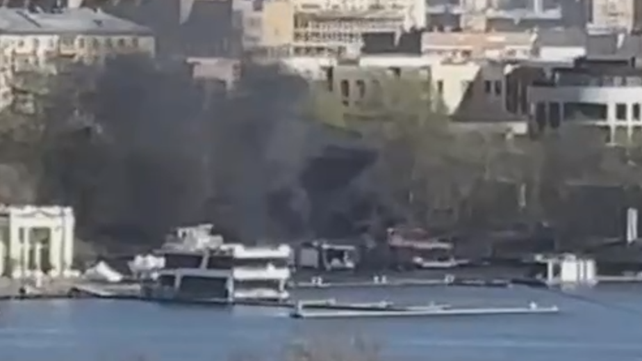 В Москве загорелась плавучая баня в яхт-клубе. Видео