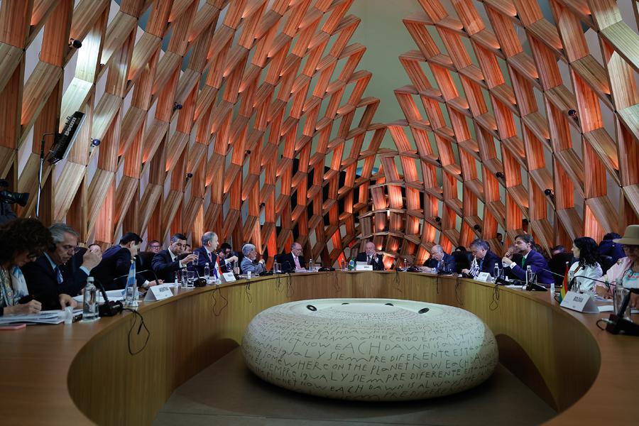 Президент Бразилии Луис Инасиу Лула да Силва (в центре) выступает на 63-м саммите глав государств МЕРКОСУР и ассоциированных государств в Музее завтрашнего дня 7 декабря 2023 года в Рио-де-Жанейро