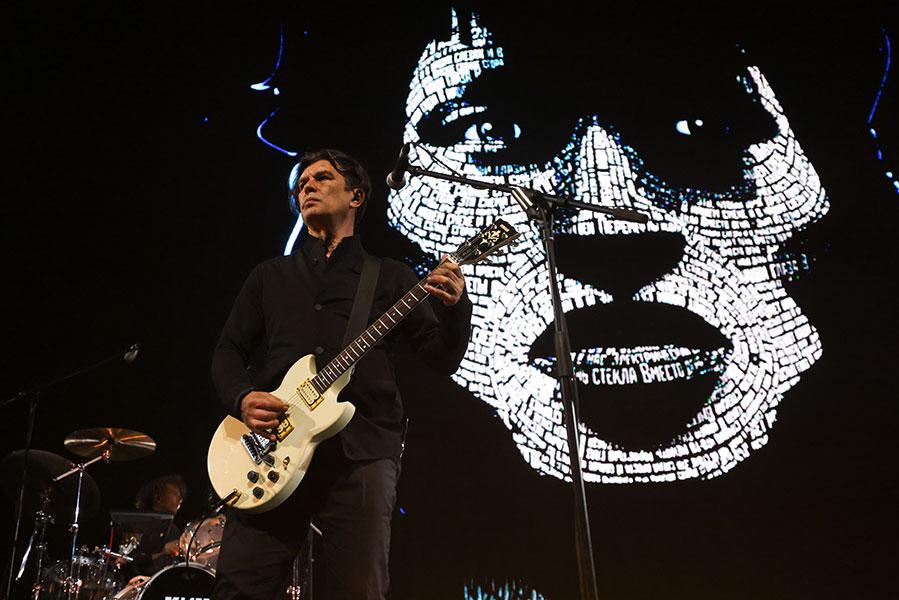 Гитарист Юрий Каспарян (на первом плане) и барабанщик Олег Щунцов (на втором плане) во время большого концерта группы «Кино» в Ледовом дворце в честь 60-летия Виктора Цоя, 2022 год