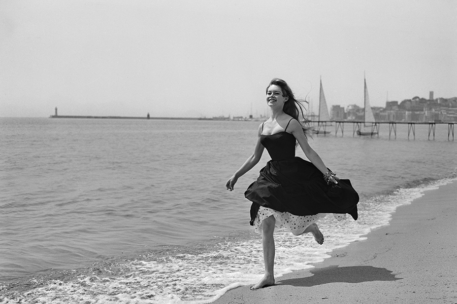 &laquo;Хорошо мне было только с распущенными волосами, босыми ногами и одетой так, как будто я только из постели... Я решила: одно из двух&nbsp;&mdash; или однажды мир примет меня такой, или я не приму мир никаким... Воспитание, приличия&nbsp;&mdash; придуманы. Ну так я придумаю наоборот. Я отвергла &laquo;как принято&raquo; и стала жить &laquo;как не принято&raquo;. Именно так я явилась в один прекрасный день [в ресторан], с волосами по плечам, в платье в облипку и открытых плоских туфельках, которые легко скинуть под столом, а вместо украшений&nbsp;&mdash; огромное пятно&nbsp;&mdash; от поцелуя любовника&raquo;,&nbsp;&mdash; описывала Бардо образ, который в итоге стал ее визитной карточкой.

Когда 22-летнюю Бардо спросили, хочет&nbsp;ли она продолжить сниматься в сексуальных фильмах или предпочитает стать &laquo;серьезной актрисой&raquo;, она ответила: &laquo;Я стану серьезной актрисой, когда стану старше&raquo;.