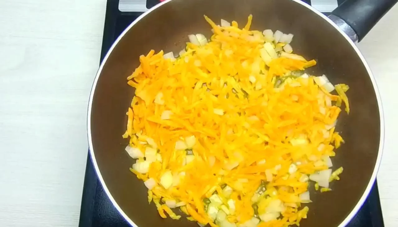 Обжарьте лук и морковь