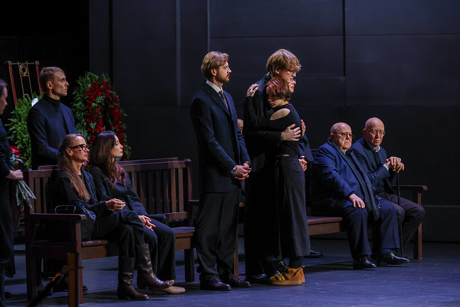 Сын покойного, актер Театра Вахтангова Василий Симонов, на прощании