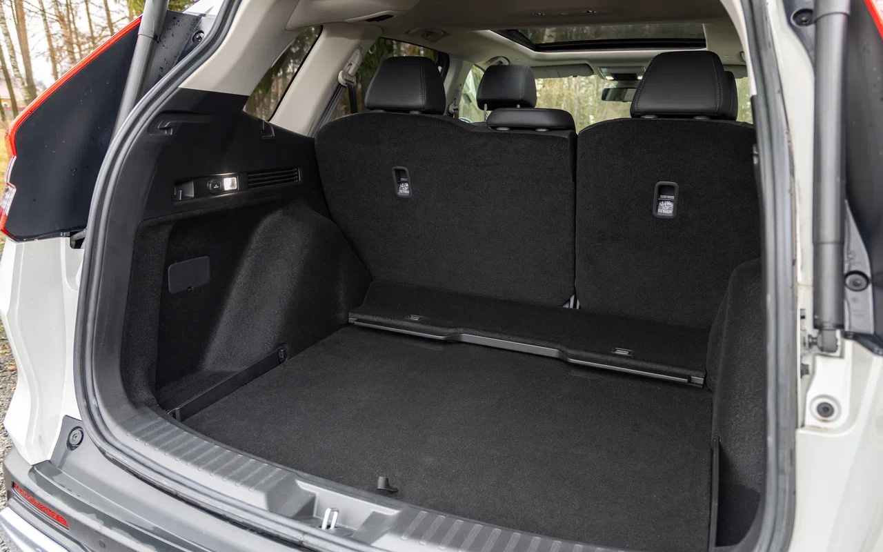 Фальшпол багажника у&nbsp;Honda CR-V можно регулировать по высоте: доступно два уровня