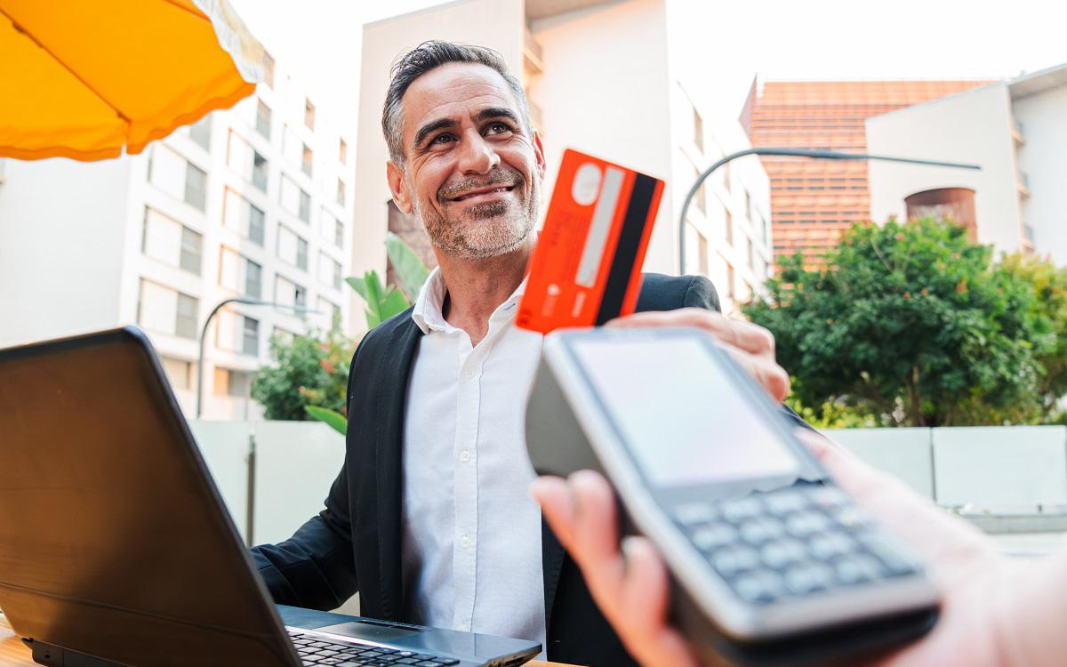 20 ноября Госдума одобрила поправки к Налоговому кодексу России, согласно которым операции с банковскими картами будут облагаться НДС по ставке 22%