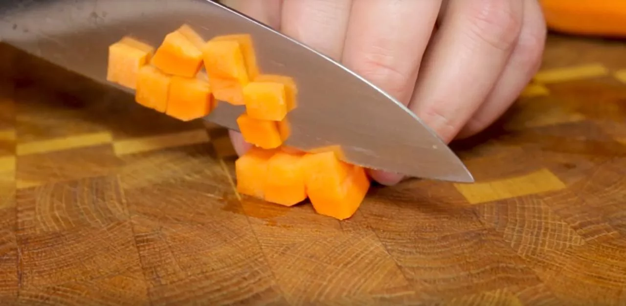 Овощи нарежьте кубиками