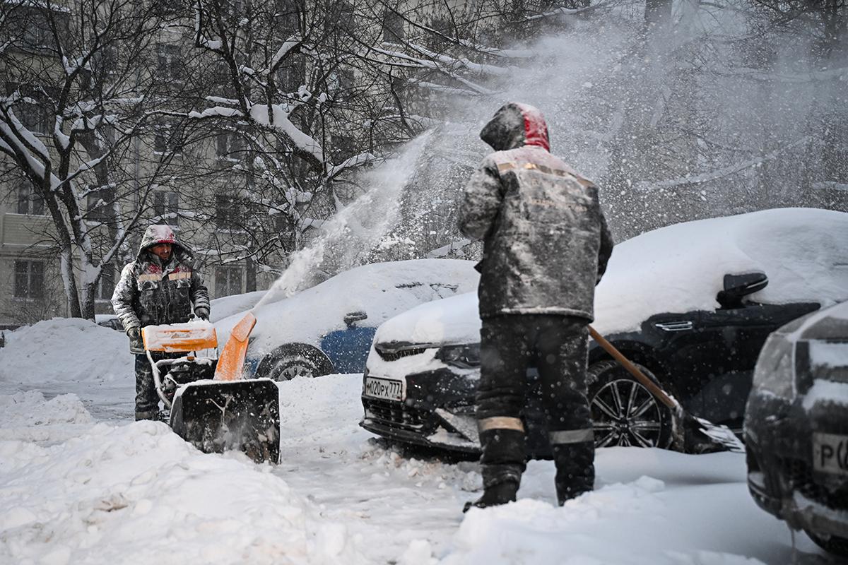 Сотрудники коммунальных служб убирают снег на улице в Москве, 9 января 2026 года
