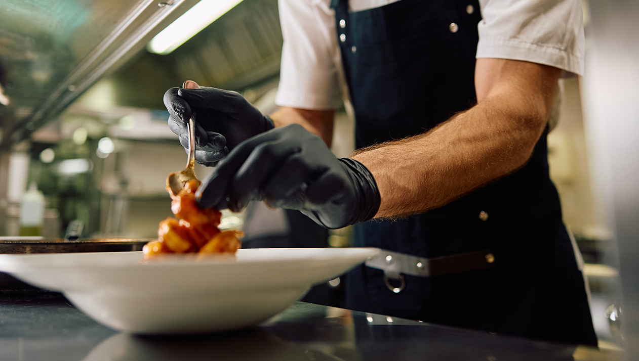 В 2025 году в России стали вдвое чаще предлагать подработку в общепите