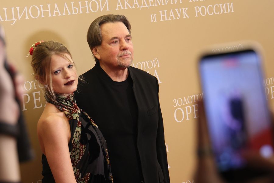 Софья и Константин Эрнст. Фильм &laquo;Август&raquo;, в производстве которого гендиректор &laquo;Первого канала&raquo; участвовал как продюсер, получил Гран-при &laquo;Золотого орла&raquo; и еще несколько наград (за визуальные эффекты, лучшую операторскую работу и мужскую роль).